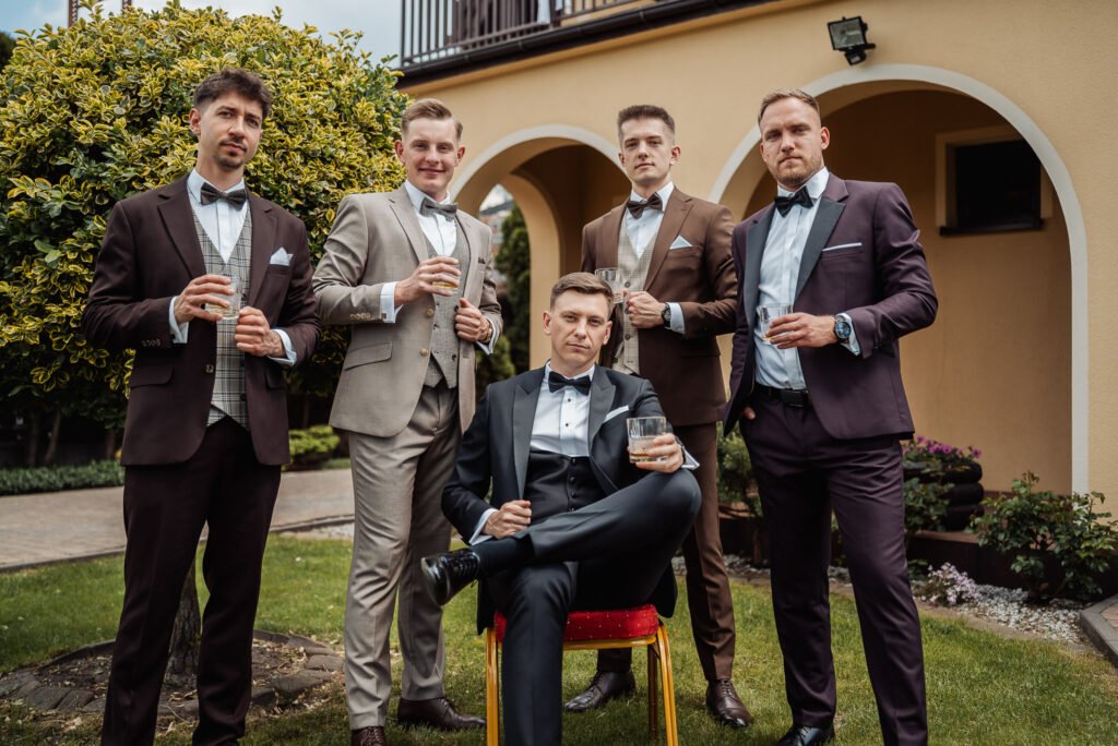 Detal przygotowań pana młodego