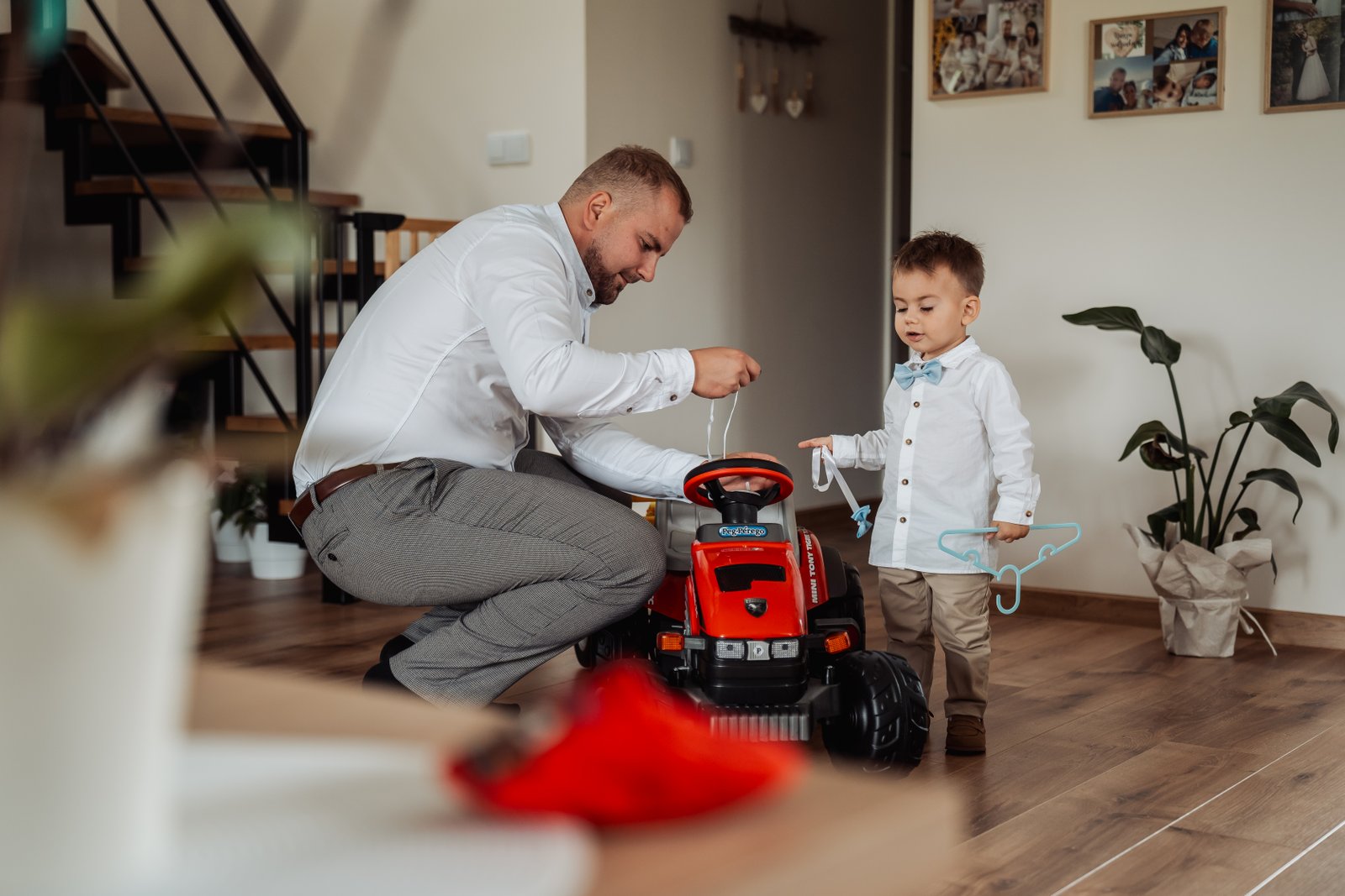 Tata i dzieci podczas przygotowań do chrztu