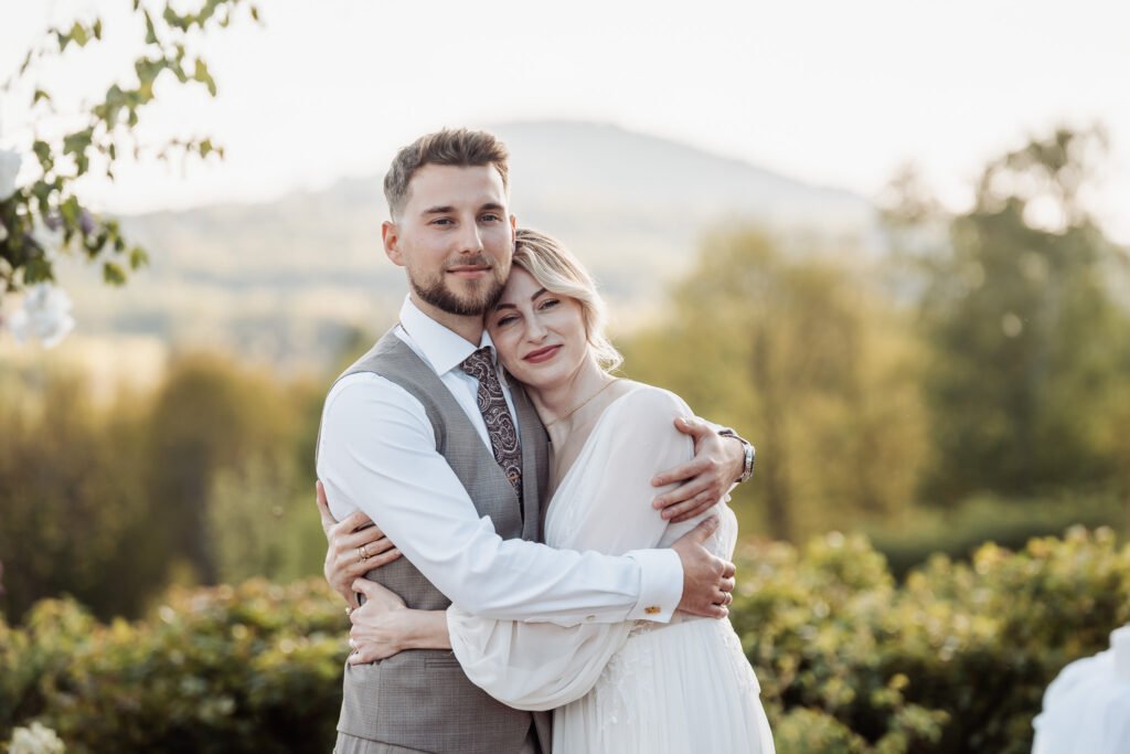 Naturalny portret pary młodej w Izdebniku