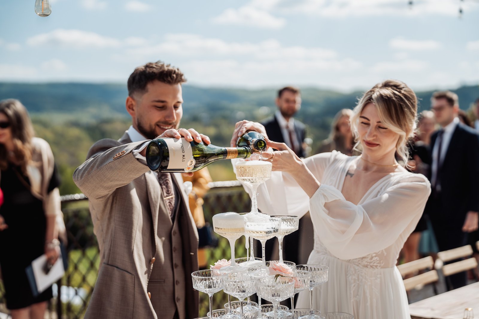 Gratulacje dla pary młodej na tarasie