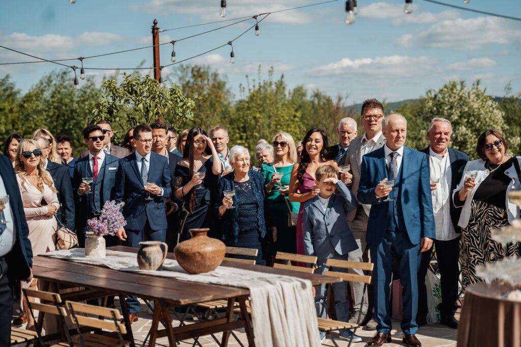 Rodzina i przyjaciele podczas przyjęcia weselnego