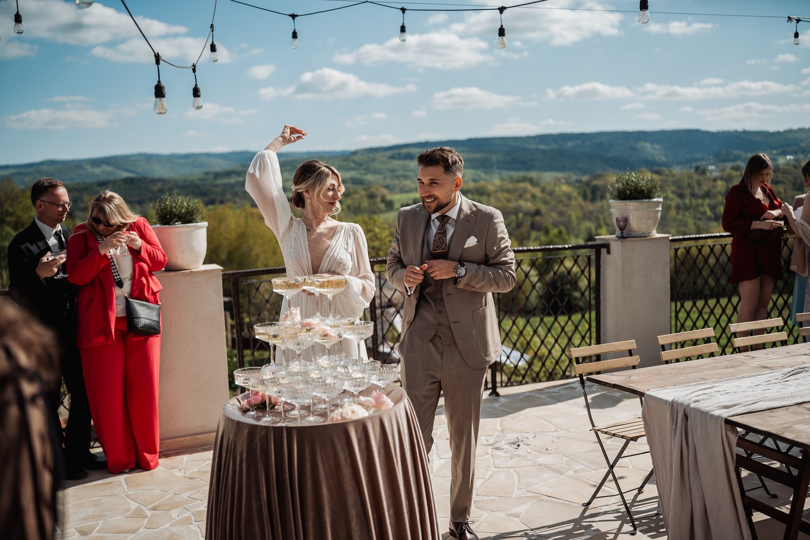 Wieża kieliszków na weselu w Villa Love