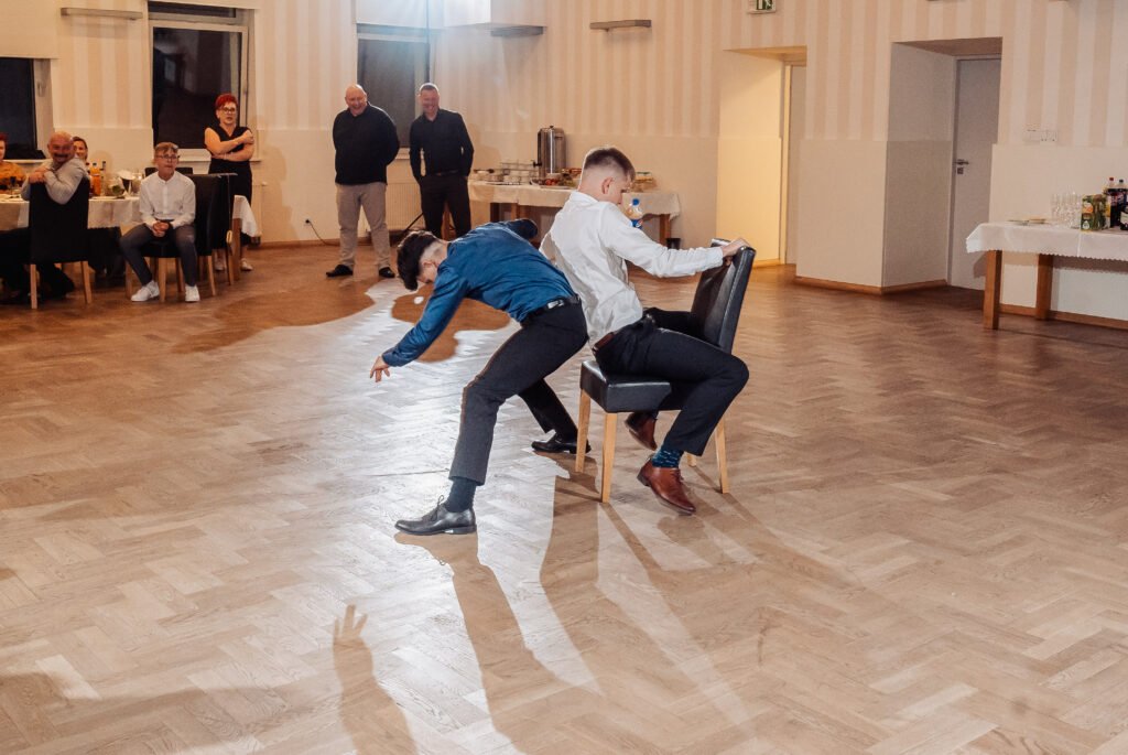 Dynamiczny kadr z osiemnastych urodzin