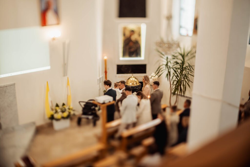 Rodzice z dzieckiem podczas ceremonii chrztu