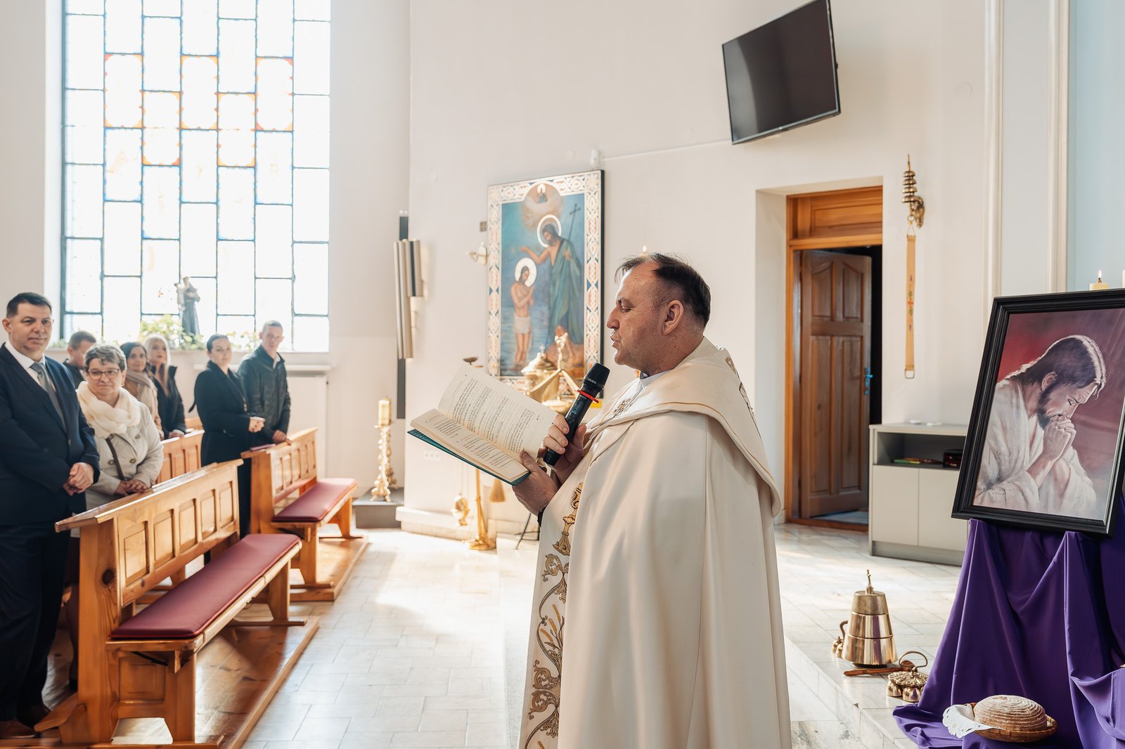 Kapłan podczas uroczystości chrztu