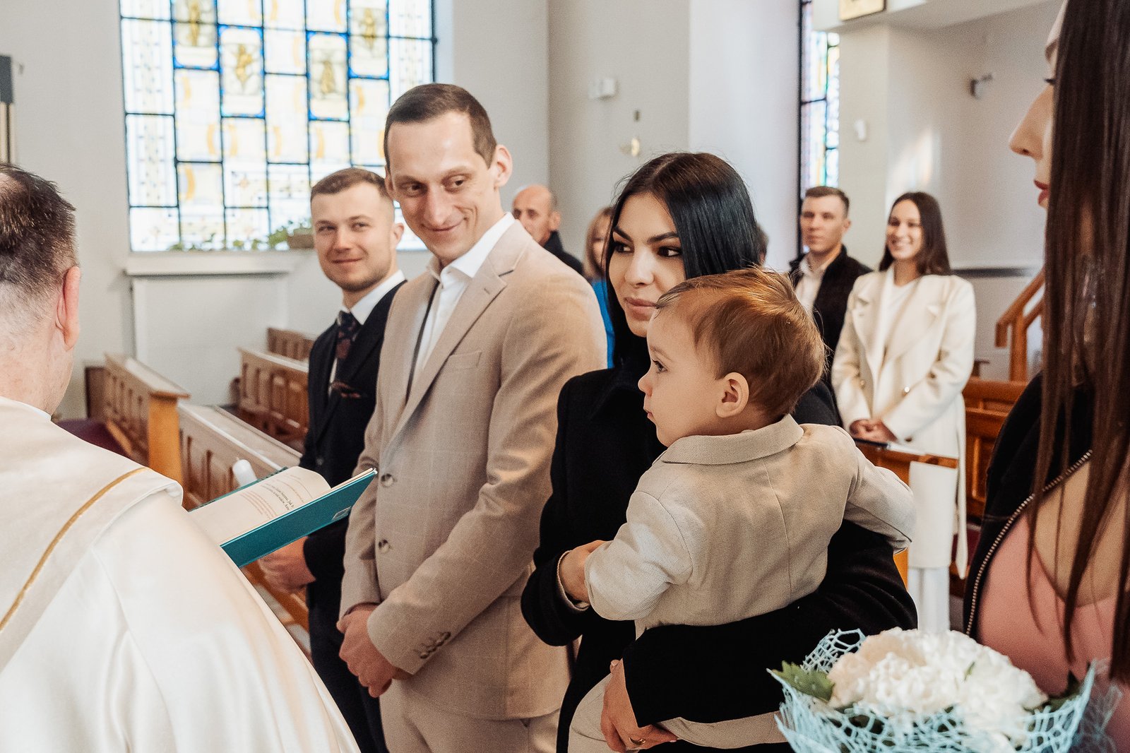 Rodzina podczas ceremonii chrztu — fotograf Radomsko